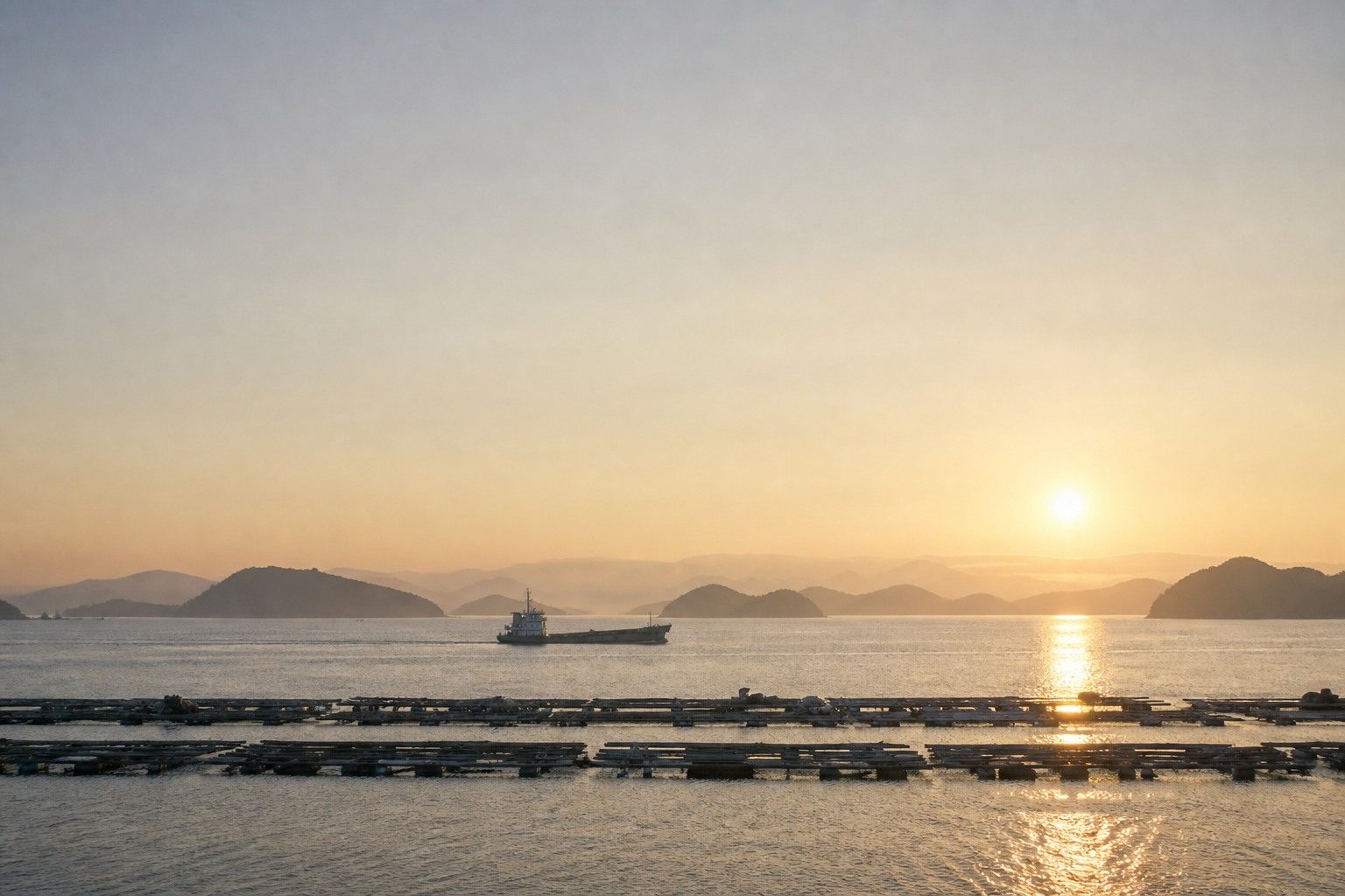 夜明けの瀬戸内海と内航船