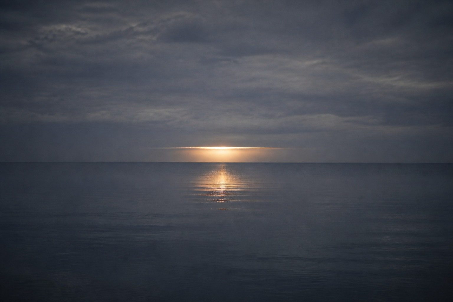 夜明けの海と光