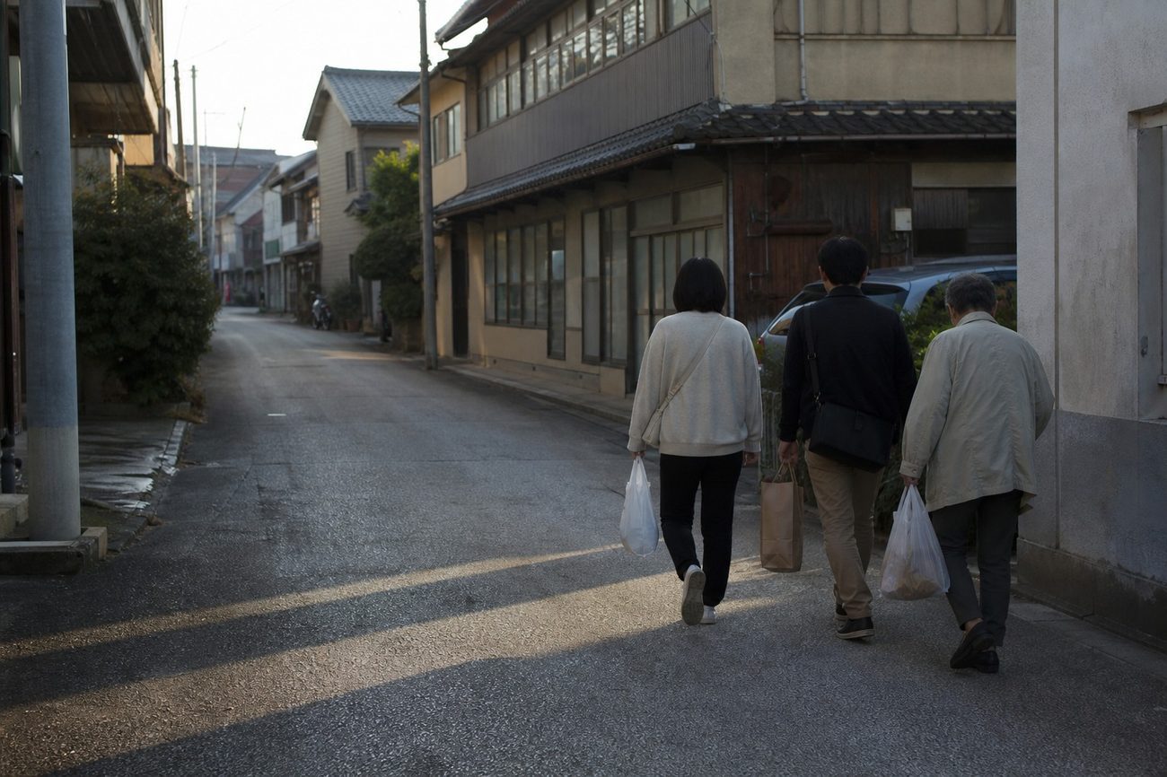 商店街を歩く人